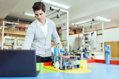 Elektrik mühendisi bir robot programlama