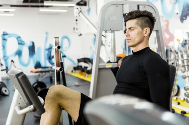 Yakışıklı delikanlı bir spor salonunda egzersiz