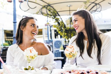 Öğle yemeği molası sırasında kadınlar