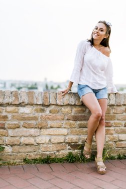 Güzel genç kadın poz veriyor.