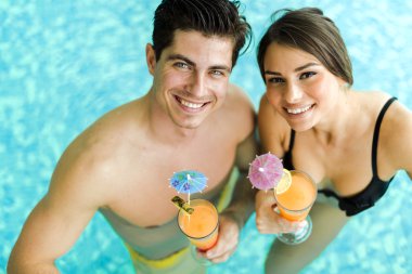 Bir havuzda bir kokteyl içme Çift