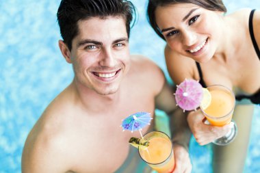 Bir havuzda bir kokteyl içme Çift