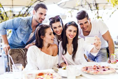 Bir grup insan bir selfie alarak