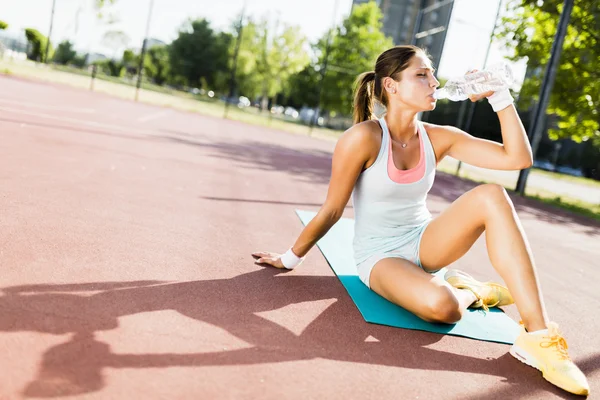 Mulher bebendo água após o exercício — Fotografia de Stock