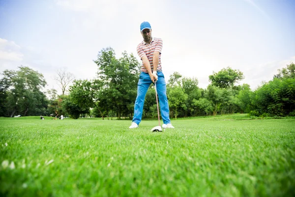 Golfozó felkészülnek arra, hogy a lövés — Stock Fotó