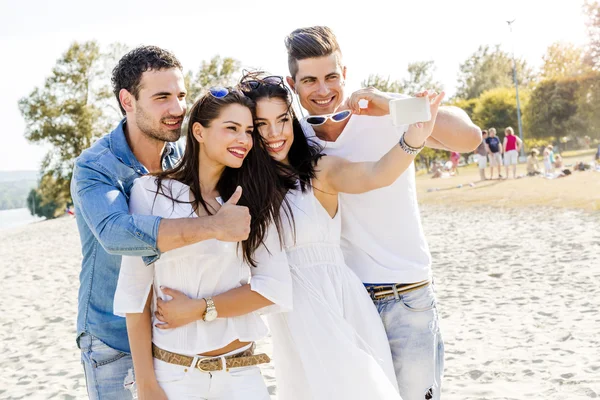 Bir grup insan selfies kendilerini alarak