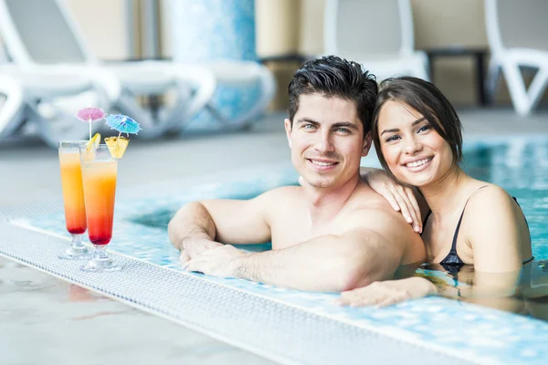 Par dricka en cocktails vid poolen — Stockfoto