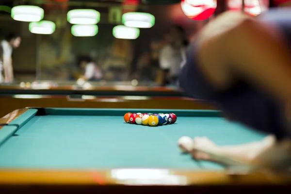 Homem olhando para quebrar as bolas em snooker — Fotografia de Stock