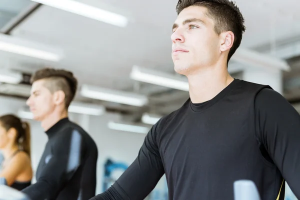 Groep mensen uit te werken op een elliptische trainer — Stockfoto