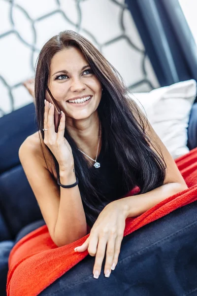 Hermosa mujer hablando por teléfono —  Fotos de Stock