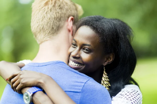 Par i kärlek kramar fredligt utomhus — Stockfoto