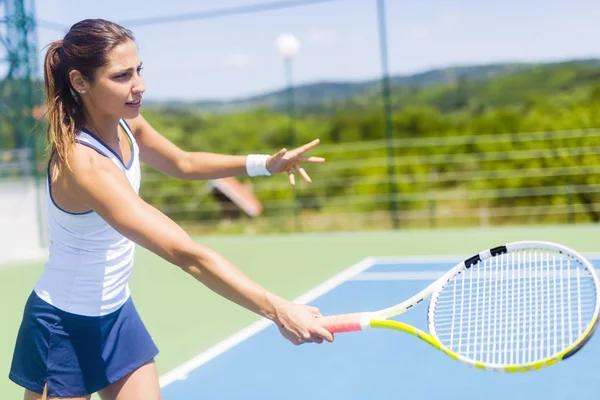 Female tennis player in action — Stock Photo, Image