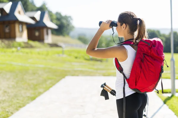 Tourist hiking and using binoculars — Stock Photo, Image