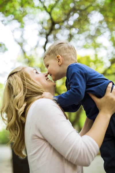 Matka se svým synem, usmíval se spokojeně — Stock fotografie