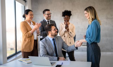 Yine aynı şeyi yaptık. Neşeli, heyecanlı genç melez ırk, çok ırklı girişimciler en son başarılarını ve harika çalışma ortamlarını kutluyorlar..