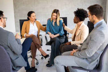 İş ekibi ofiste toplantı yapıyor ve bir sorunu çözüyorlar. Takım çalışması, insanlar ve kriz konsepti. Başarısızlıktan, kötü haberden, şirket iflasından ya da finansal krizden bunalıma girmiş..