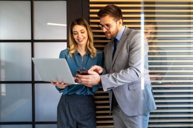 İş dünyasından profesyoneller yapay zeka, makine öğrenimi ve veri analizlerini araştırarak, strateji, büyüme ve başarıya akıllı araçlar ve yenilikler uyguluyorlar.