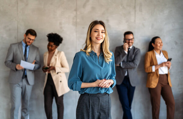 Профессиональная деловая женщина в офисной среде, выделяя командную работу, сотрудничество, лидерство и инновации как ключевые элементы современной деловой жизни