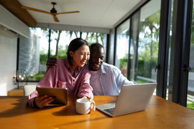 Dijital göçebe olan ve her ay farklı bir ülkeden gelen mutlu, çok uluslu bir çift. Girişim serbest çalışma konsepti.