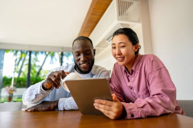 Çevrimiçi eğlence ve sosyal medya. Dijital dünyanın tadını çıkaran, bağlı kalan ve internetin olasılıklarını araştıran çeşitli, etnik çeşitlilikte bir çift.