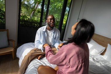 Mutlu çok ırklı çift, sevgi ve kucaklaşma birlikte vakit geçirdikleri için neşeli bir mutluluk içinde gülüyorlar. Çeşitlilik, mutluluk insanları sevme kavramı