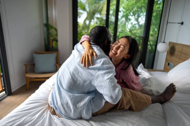 Karşılıklı saygı ve mutlu, başarılı bir ilişki. Sevgi dolu bir çift güven, uyum ve birlikteliğin tadını çıkarıyor, birlikte güçlü ve tatmin edici bir hayat kuruyorlar.