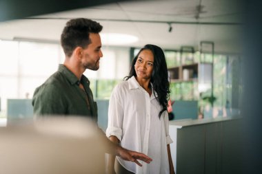 Modern ofis projesinde işbirliği yapan çok ırklı bir grup genç iş adamı. Genç ve başarılı girişimciler takım olarak çalışıyor..