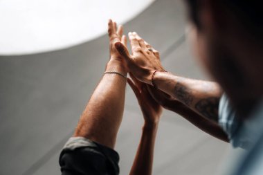 Çok ırklı, çeşitli girişimciler ve iş adamlarından oluşan başarılı bir grup birlikte hedeflere ulaşıyorlar. Görevde başarılı bir projeyi kutluyorlar.