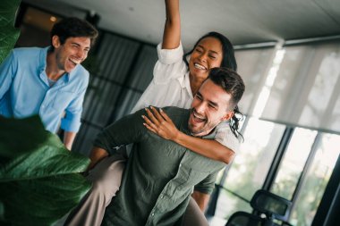 Çok ırklı, çeşitli girişimciler ve iş adamlarından oluşan başarılı bir grup birlikte hedeflere ulaşıyorlar. Görevde başarılı bir projeyi kutluyorlar.