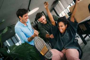 Mutlu, birleşik, çeşitli meslektaşlar, takım insanları. İş takım çalışması sonuçları, ticari başarı zafer sadakat birliği konsepti, iyi kurumsal ilişkiler ve takım oluşturma ile motive edilir..