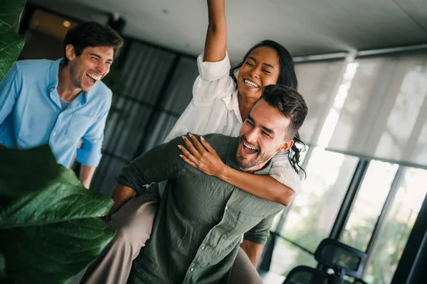Çok ırklı, çeşitli girişimciler ve iş adamlarından oluşan başarılı bir grup birlikte hedeflere ulaşıyorlar. Görevde başarılı bir projeyi kutluyorlar.