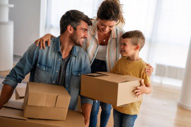 Yeni ev, kutu ve çocuklu aileler, yeni ev kredisi ve gayrimenkul yatırımları. Ev sahibi, taşınma günü için heyecanlı aile, taşınma ve kiralama konsepti