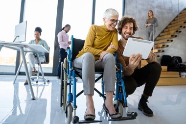 Meşgul iş adamları, programcılar yazılım geliştirici mühendisi ofiste bilgisayar üzerinde çalışıyor. Çok ırklı programcı bir uzman grup, birlikte çalışıyorlar.