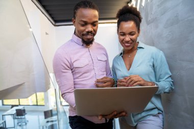 Dizüstü bilgisayarı olan çeşitli iş adamları gelecekteki uygulama teknolojileri için araştırma ve programlama alanında yenilik için çalışıyorlar. Girişimci iş sitesi IT yazılımı için gelecekçi ağ, analiz ve geliştirici