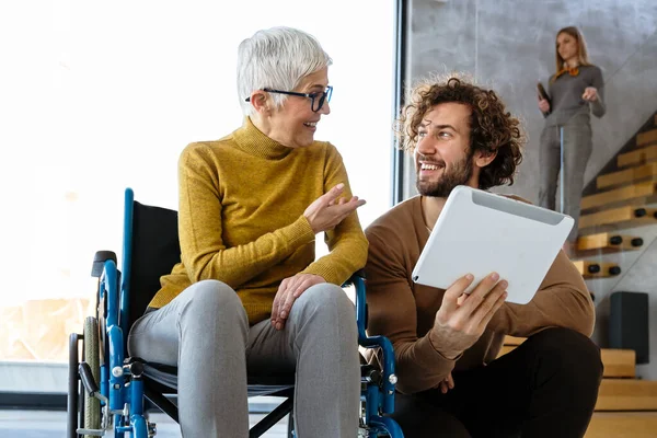 Çeşitli iş adamları modern bir ofiste toplantı sırasında çizelgeleri tartışıyor. Girişim, mali istatistikler, takım çalışması kavramı