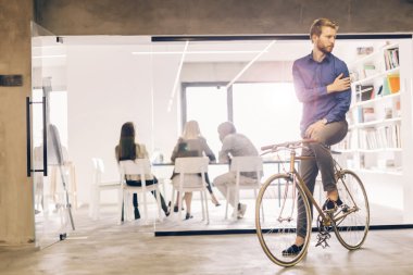 Bisiklet süren bir iş adamı