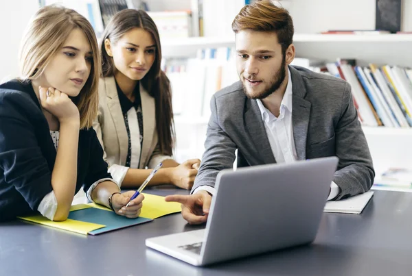 Equipo de arquitectos discutiendo planes futuros — Foto de Stock