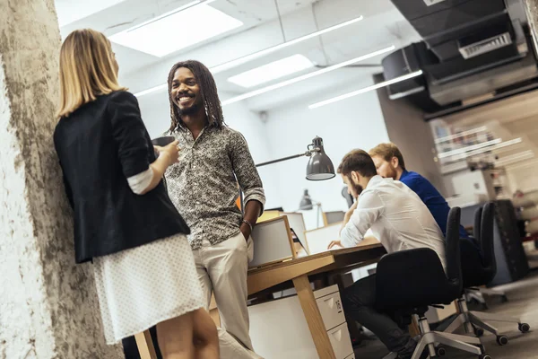 Colleagues talking in office — Stock Photo, Image