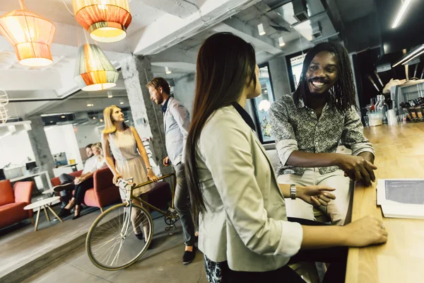 Café moderno visitado por varias personas — Foto de Stock