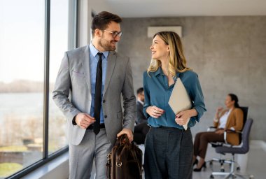 Çok ırklı başarılı iş adamlarının portresi, iş sırasında kurumsal ofiste birlikte çalışmak, konuşmak..