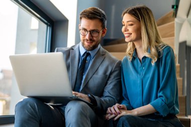Tam konsantrasyon. Takım olarak çalışan ve kurumsal ofiste iletişim kuran bir grup genç iş adamı.
