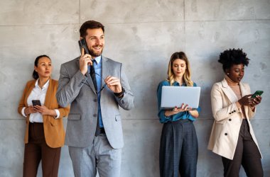 Çeşitli etnik gruplar, yönetim kurulu toplantıları. Çok kültürlü profesyonel iş adamları yönetim kurulunda araştırma planı üzerinde birlikte çalışıyorlar..