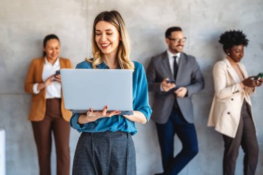 Şirket ofisinde çalışan başarılı çok kültürlü iş adamlarının portresi. Hibrit ofis ortamında yenilik, fintech ve dijital projelerde işbirliği yapan farklı kültürlerden çeşitli profesyoneller