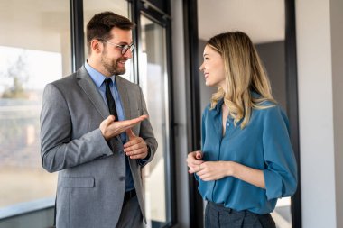 Çok ırklı başarılı iş adamlarının portresi, iş sırasında kurumsal ofiste birlikte çalışmak, konuşmak..