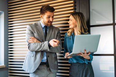 Modern ofisteki çok kültürlü iş adamları dijital teknoloji, bulut çözümleri ve takım çalışmasını kullanarak birlikte şirket başarısı elde ediyorlar.