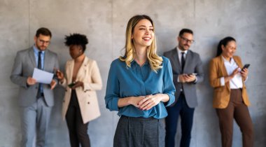 Modern ofisteki kendine güvenen iş kadını yönetici liderlik, profesyonel başarı ve kurumsal kariyer başarısı sergiliyor.