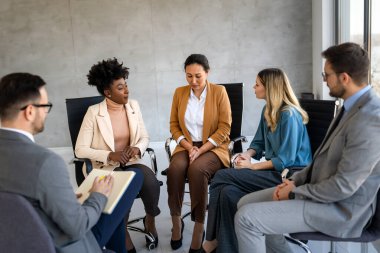Bir grup iş adamı, finans şirketleri için fikir ve çözümleri tartışmak üzere bir toplantı yapıyorlar. Mutlu iş adamları büyüme ve başarı elde etmek için birlikte çalışıyorlar..