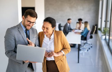 Çeşitli iş arkadaşları olan çok kültürlü iş adamları, toplantıdaki yönetici yöneticiler. Çok kültürlü profesyonel iş adamları yönetim kurulunda araştırma planı üzerinde birlikte çalışıyorlar..