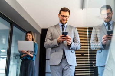 Çağdaş iş hayatının temel unsurları olarak ofis ortamında modern profesyonellik, takım çalışması, işbirliği, liderlik ve yenilik vurgulanıyor