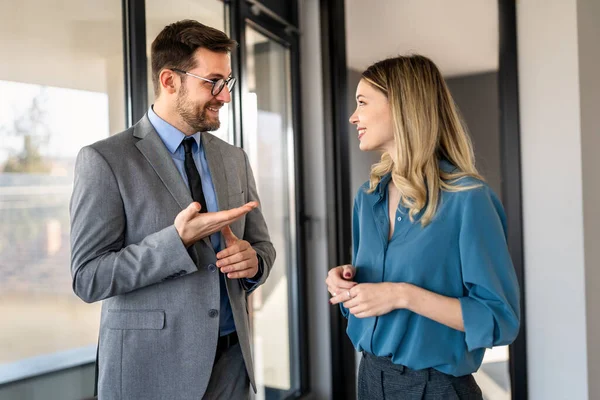 Çok ırklı başarılı iş adamlarının portresi, iş sırasında kurumsal ofiste birlikte çalışmak, konuşmak..